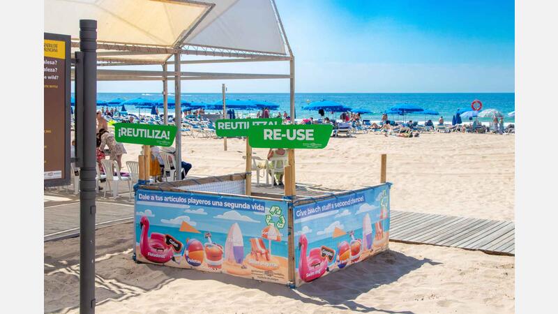 Benidorm instala en la playa de Levante el primer punto para dar una nueva vida a los artículos playeros de los turistas