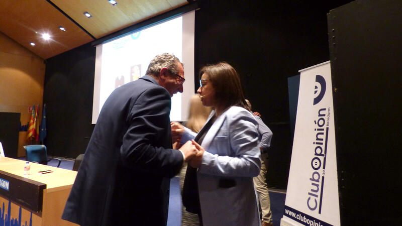 La diputada Ana Vázquez llena el Salón de Actos para hablar sobre ‘Seguridad y libertad en el siglo XXI’