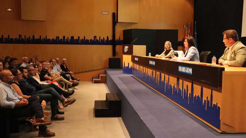 La diputada Ana Vázquez llena el Salón de Actos para hablar sobre ‘Seguridad y libertad en el siglo XXI’