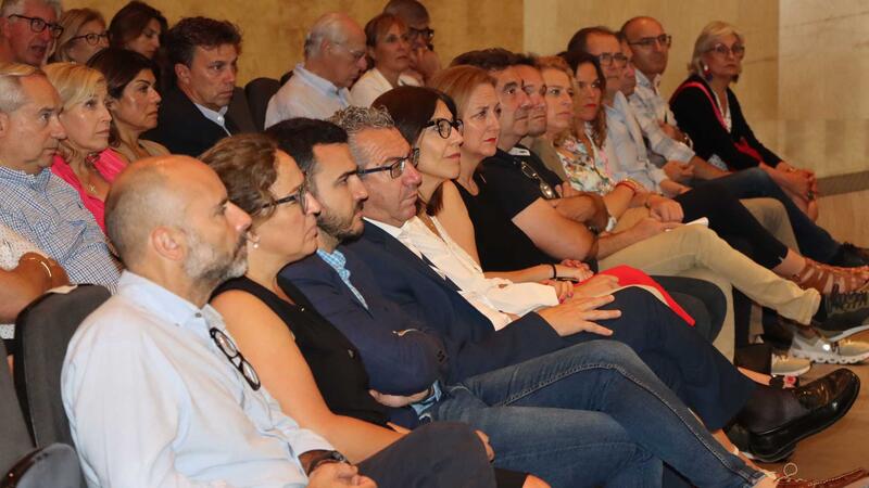 La diputada Ana Vázquez llena el Salón de Actos para hablar sobre ‘Seguridad y libertad en el siglo XXI’