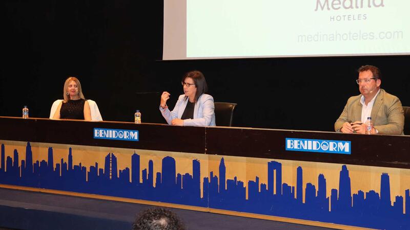 La diputada Ana Vázquez llena el Salón de Actos para hablar sobre ‘Seguridad y libertad en el siglo XXI’
