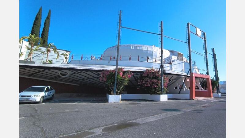 El PSOE pide la protección del platillo volante que albergó Cap 3000 por su singularidad arquitectónica