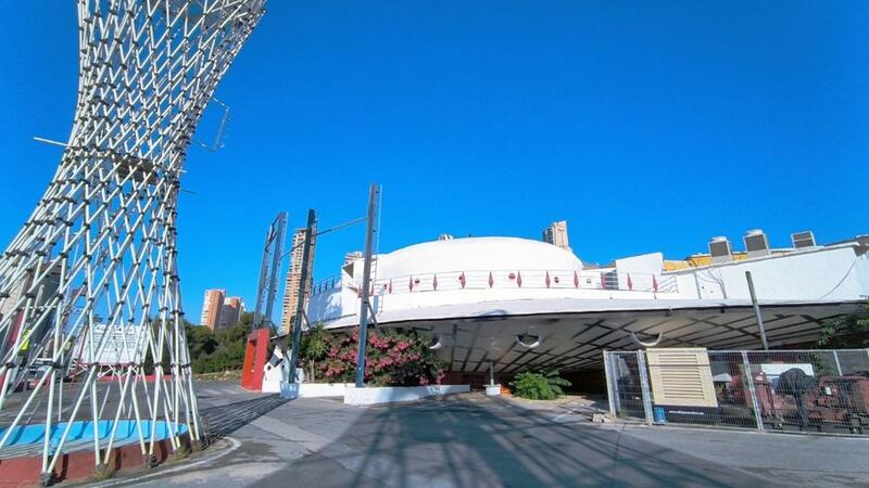 El PSOE pide la protección del platillo volante que albergó Cap 3000 por su singularidad arquitectónica