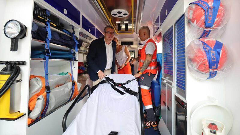 Creu Roja presenta a Benidorm una nova ambulància i l