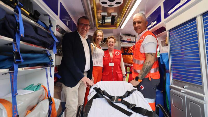 Creu Roja presenta a Benidorm una nova ambulància i l