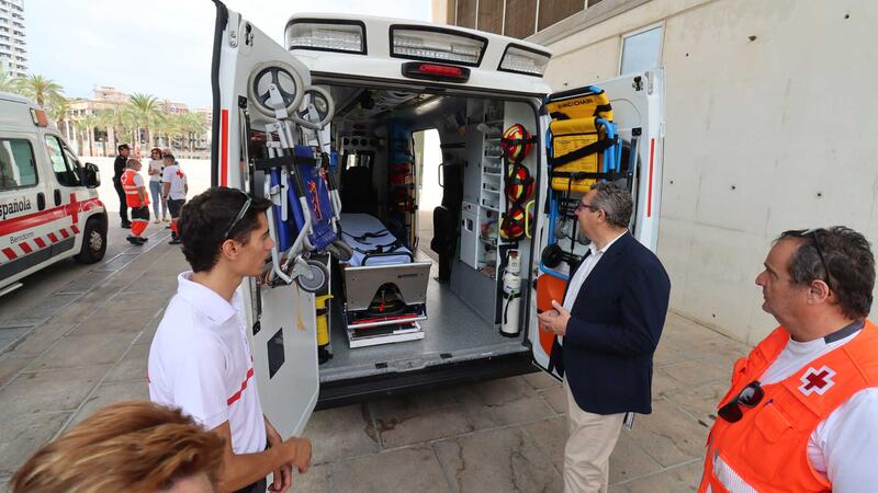Creu Roja presenta a Benidorm una nova ambulància i l