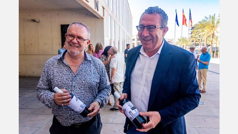 Bodegas Bocopa dona al Doble Amor 2.400 euros por las ventas del vino ‘Señorío de Benidorm’