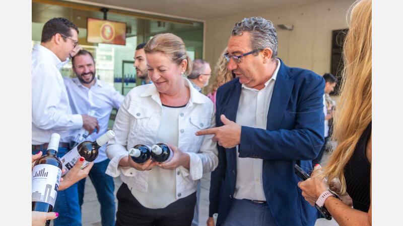 Bodegas Bocopa dona al Doble Amor 2.400 euros por las ventas del vino ‘Señorío de Benidorm’