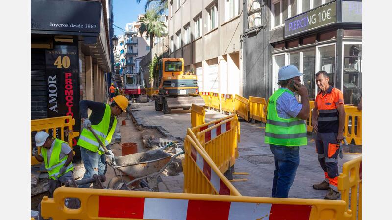 Benidorm completa la primera fase de las obras de renovación de agua potable y alcantarillado en la calle Pérez Martorell