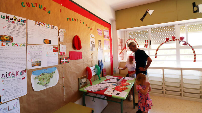 El CEIP Serra Gelada recrea un Fitur a pequeña escala con todas las autonomías de España