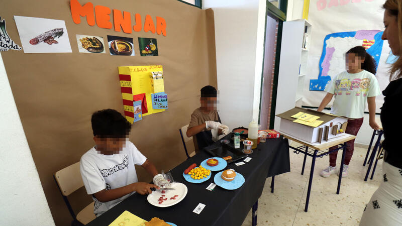 El CEIP Serra Gelada recrea un Fitur a pequeña escala con todas las autonomías de España