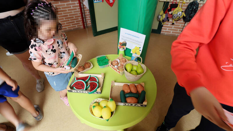 El CEIP Serra Gelada recrea un Fitur a pequeña escala con todas las autonomías de España
