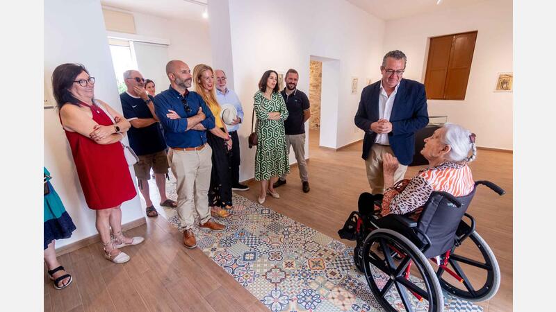 The widow of the artist Francisco Díaz visits the exhibition in