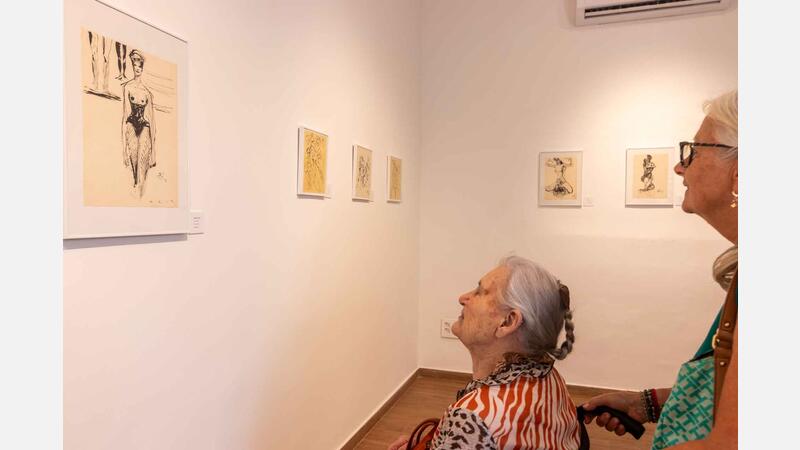 The widow of the artist Francisco Díaz visits the exhibition in