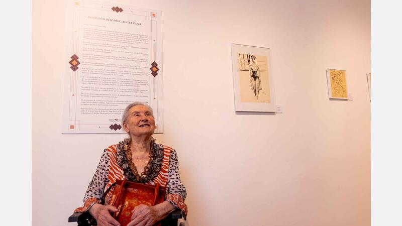 The widow of the artist Francisco Díaz visits the exhibition in
