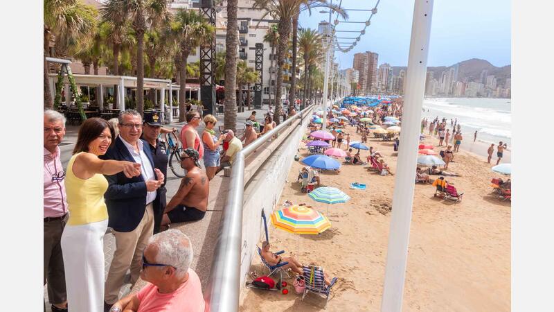Cerca de 40 agentes de la Policía Local velarán este verano por la seguridad de las playas de Benidorm desde tierra, mar y aire
