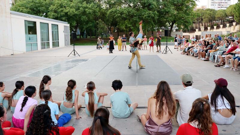Benidorm schools take contemporary dance to the streets on the first day of Les Ones