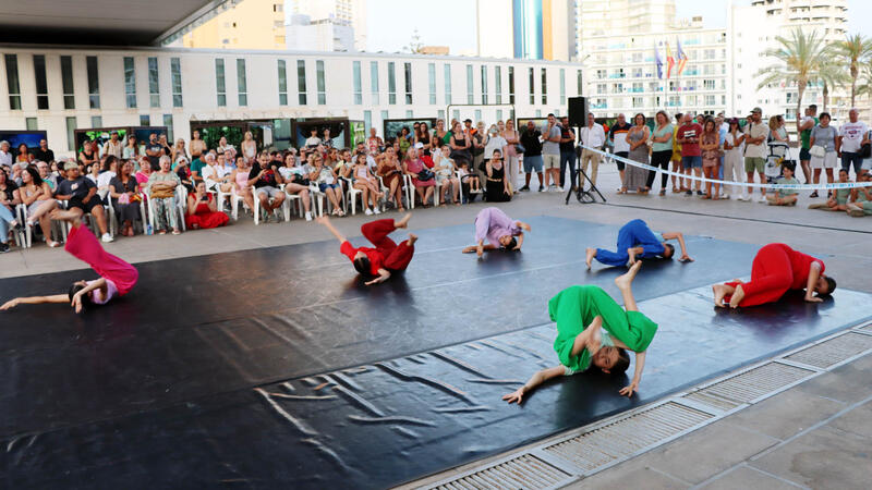 Benidorm schools take contemporary dance to the streets on the first day of Les Ones