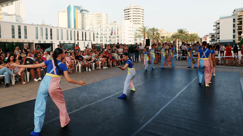 Benidorm schools take contemporary dance to the streets on the first day of Les Ones