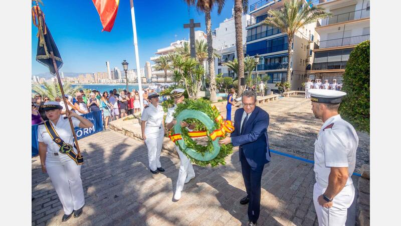 Benidorm rendix un sentit homenatge als Caiguts en la Mar i a l