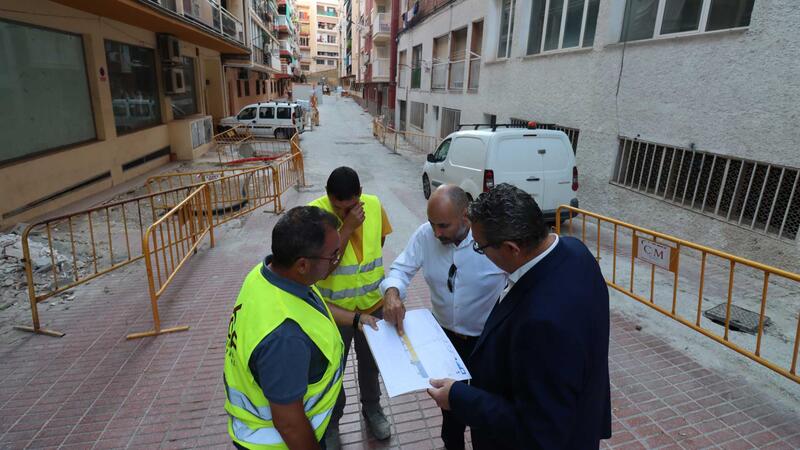 Benidorm reprén les obres al carrer Teuladí després d