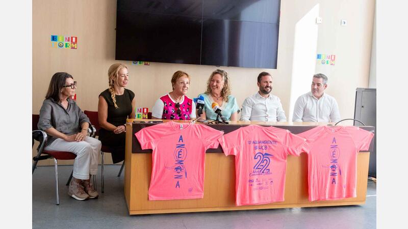 El lazo y la isla de Benidorm, protagonistas de la nueva camiseta solidaria de Anémona contra el cáncer de mama