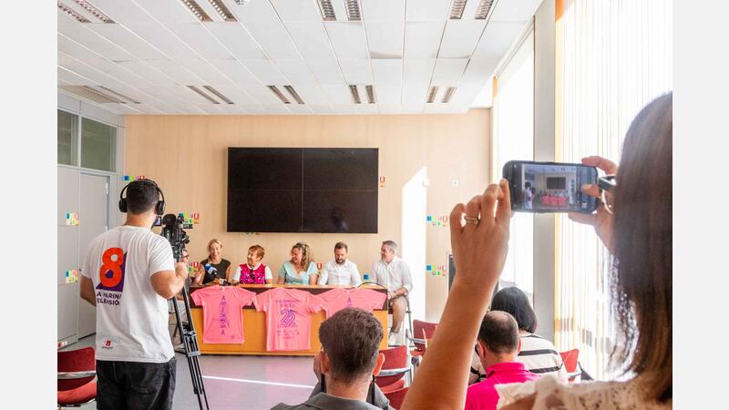 El lazo y la isla de Benidorm, protagonistas de la nueva camiseta solidaria de Anémona contra el cáncer de mama