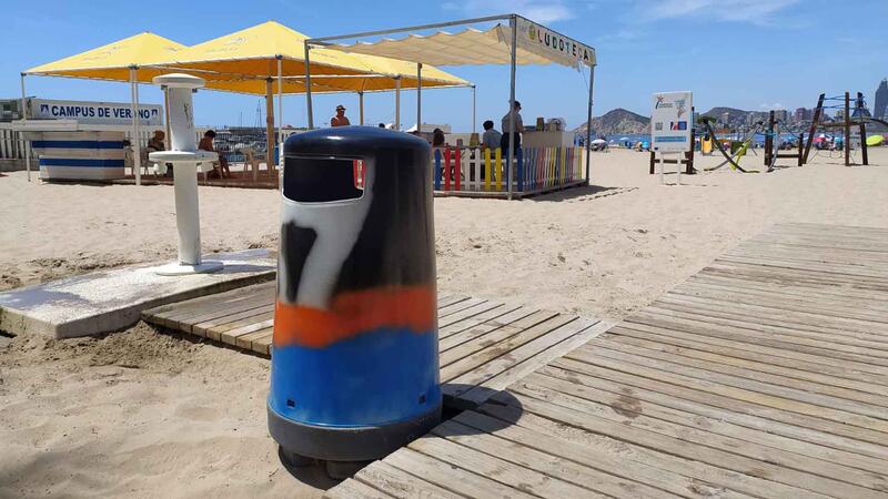 Benidorm instal·la a les platges les papereres decorades pels artistes de la I Jornada d