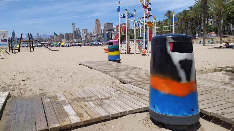 Benidorm instal·la a les platges les papereres decorades pels artistes de la I Jornada d
