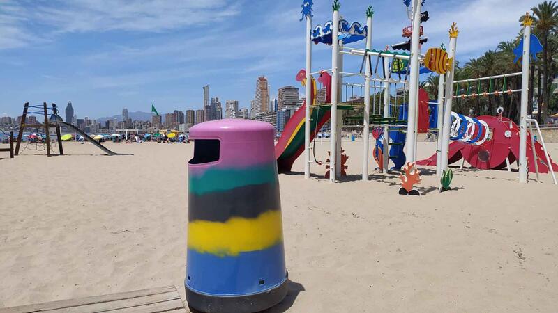 Benidorm instal·la a les platges les papereres decorades pels artistes de la I Jornada d