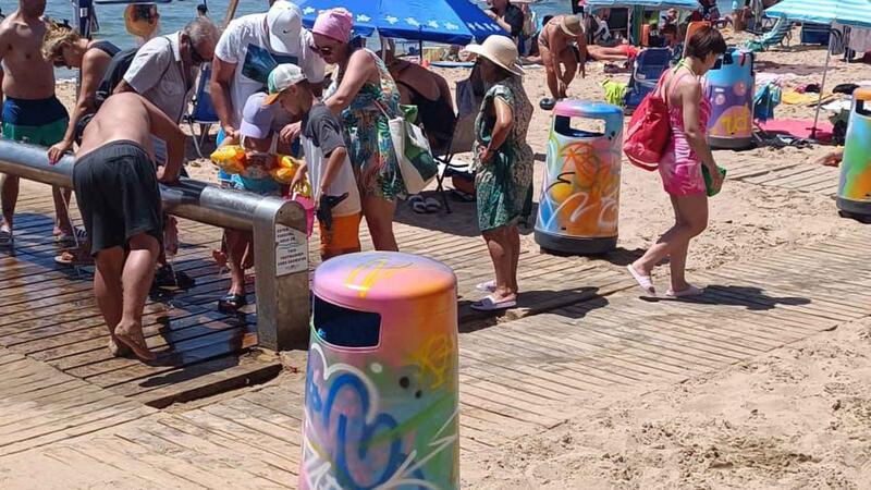 Benidorm instal·la a les platges les papereres decorades pels artistes de la I Jornada d