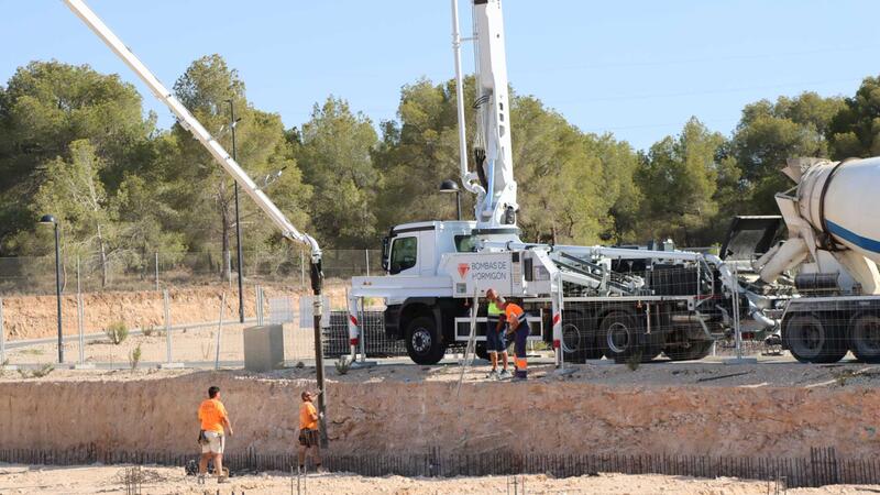 Benidorm inicia una nueva fase en la construcción del tanatorio con el comienzo de los trabajos de hormigonado de la parcela  