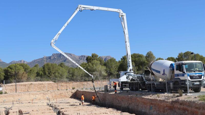 Benidorm inicia una nueva fase en la construcción del tanatorio con el comienzo de los trabajos de hormigonado de la parcela  