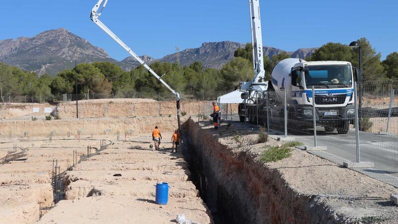 Benidorm inicia una nueva fase en la construcción del tanatorio con el comienzo de los trabajos de hormigonado de la parcela  