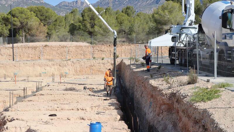 Benidorm inicia una nueva fase en la construcción del tanatorio con el comienzo de los trabajos de hormigonado de la parcela  