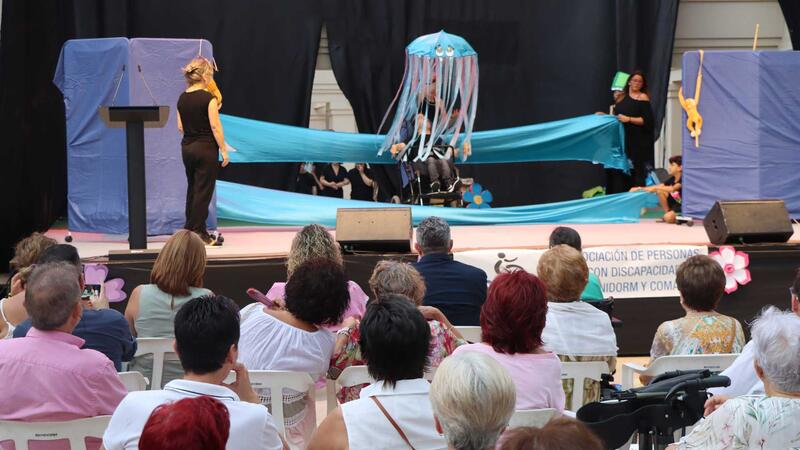 Asmibe celebra en el auditorio Óscar Esplá de Benidorm su XX Festival Benéfico de Convivencia