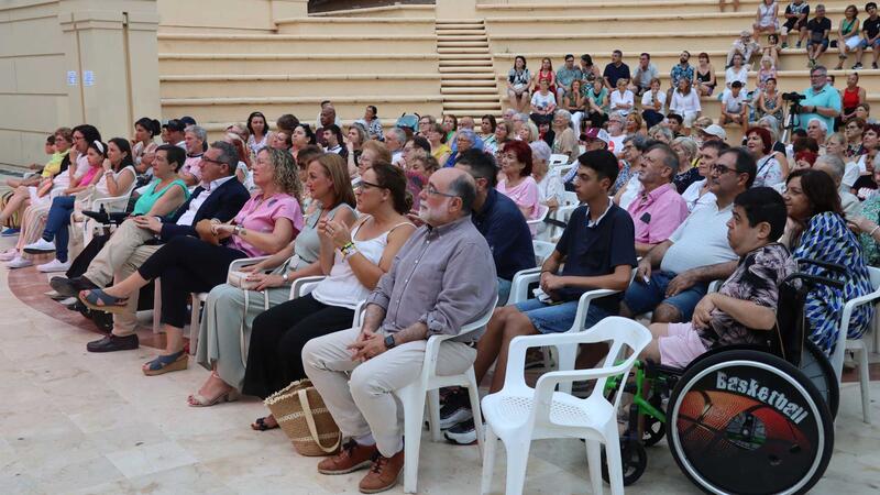 Asmibe celebra en el auditorio Óscar Esplá de Benidorm su XX Festival Benéfico de Convivencia