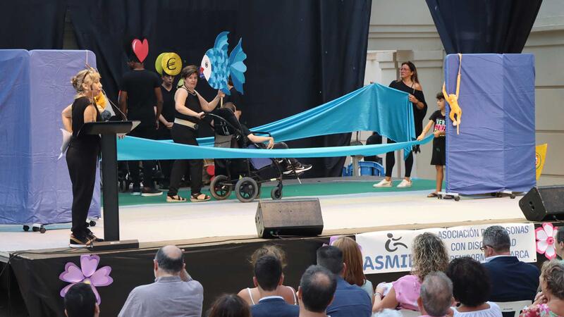 Asmibe celebra en el auditorio Óscar Esplá de Benidorm su XX Festival Benéfico de Convivencia
