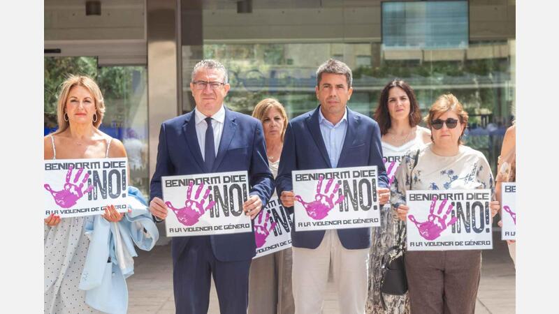 Nuria Montes, Toni Pérez, Carlos Mazón y Concepción Cascajosa en el minuto de silencio de este mediodía.