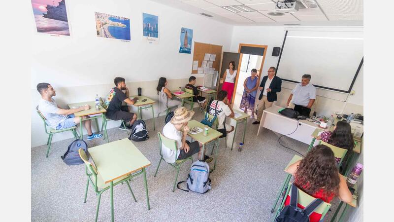 Vint jóvens es formen en jardineria i educació ambiental amb el programa 