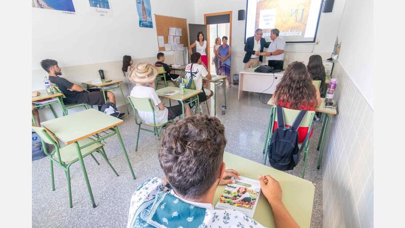 Vint jóvens es formen en jardineria i educació ambiental amb el programa 
