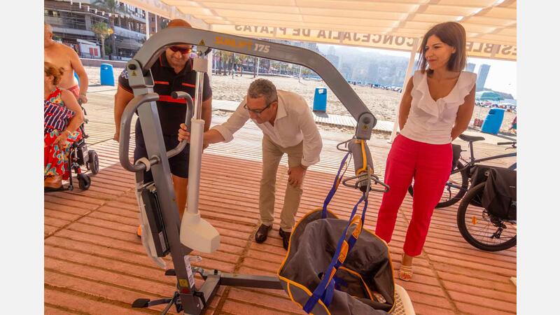 Benidorm incorpora en las Playas Accesibles una grúa para facilitar aún más el baño de personas con movilidad reducida 