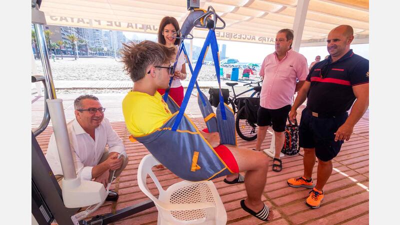 Benidorm incorpora en las Playas Accesibles una grúa para facilitar aún más el baño de personas con movilidad reducida 