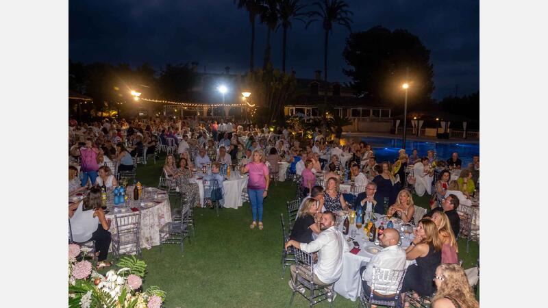 More than 500 people accompany Anémona at the summer dinner in Benidorm