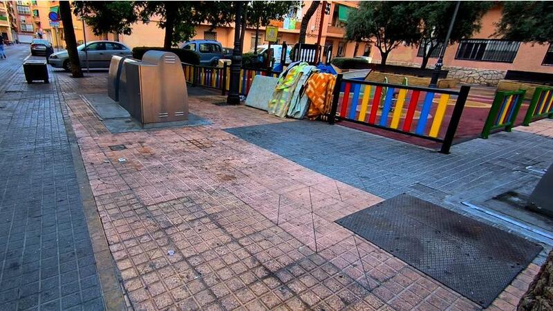 El PSOE denuncia el grave problema de suciedad y malos olores que afecta a muchas calles de Benidorm