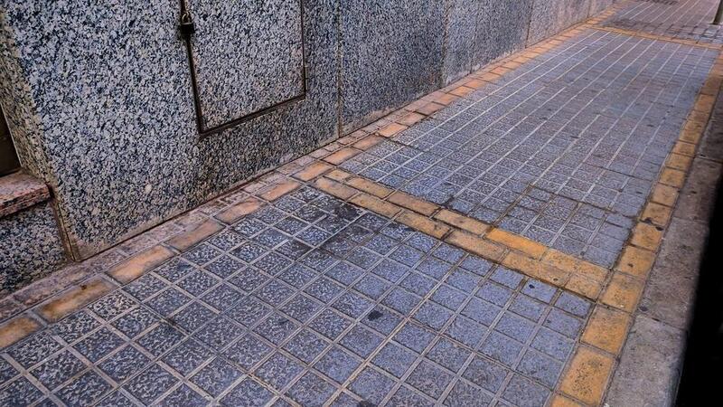 El PSOE denuncia el grave problema de suciedad y malos olores que afecta a muchas calles de Benidorm