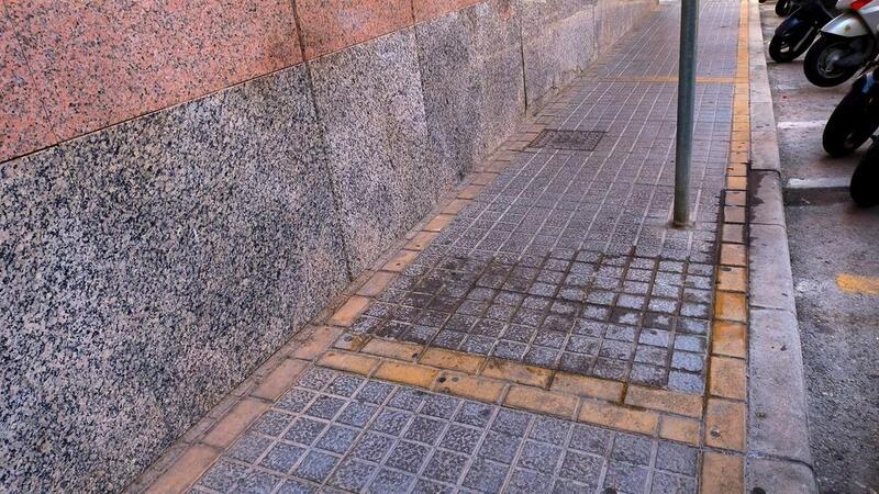 El PSOE denuncia el grave problema de suciedad y malos olores que afecta a muchas calles de Benidorm