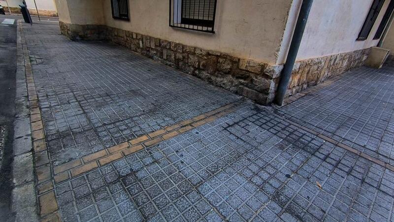 El PSOE denuncia el grave problema de suciedad y malos olores que afecta a muchas calles de Benidorm