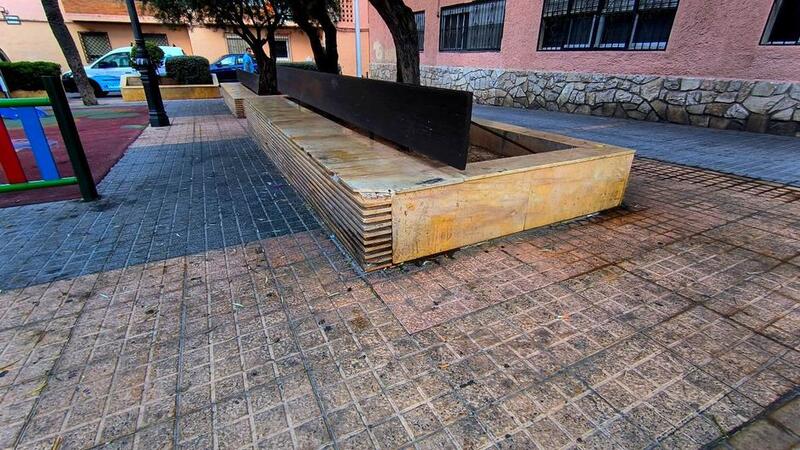 El PSOE denuncia el grave problema de suciedad y malos olores que afecta a muchas calles de Benidorm