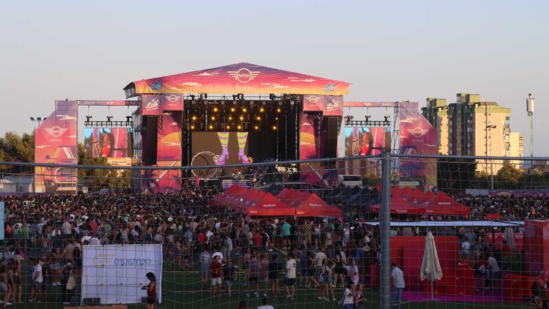 Benidorm welcomes Low 2024 with more than 20,000 people on its first day